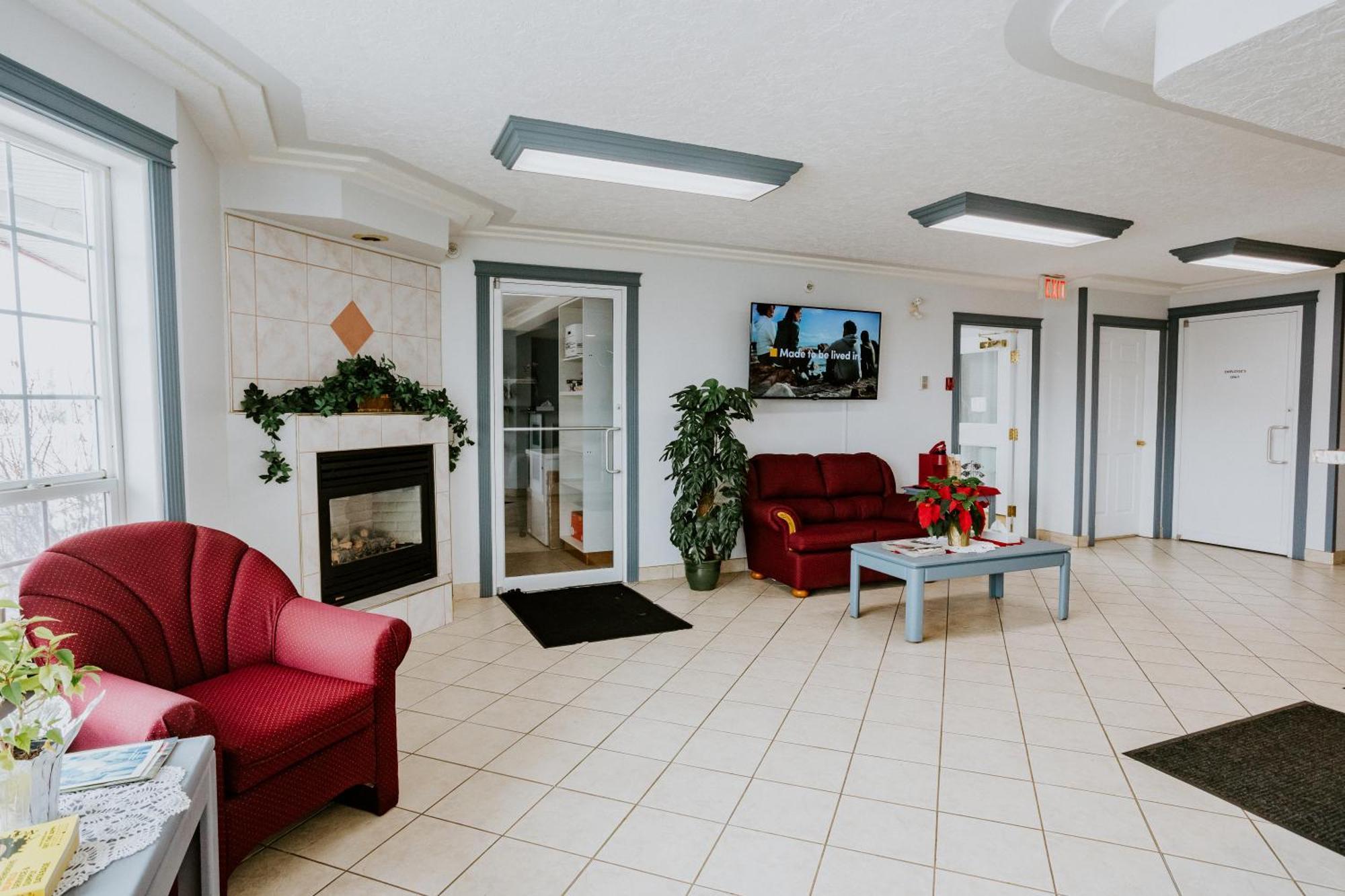 Western Budget Plus Mosaic Suites Penhold Exterior foto